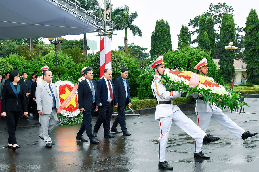 Lãnh đạo Tỉnh ủy-HĐND-UBND-Ủy ban MTTQ Việt Nam tỉnh dâng hoa, dâng hương tại Nghĩa trang Liệt sĩ tỉnh. Ảnh: Đ.T
