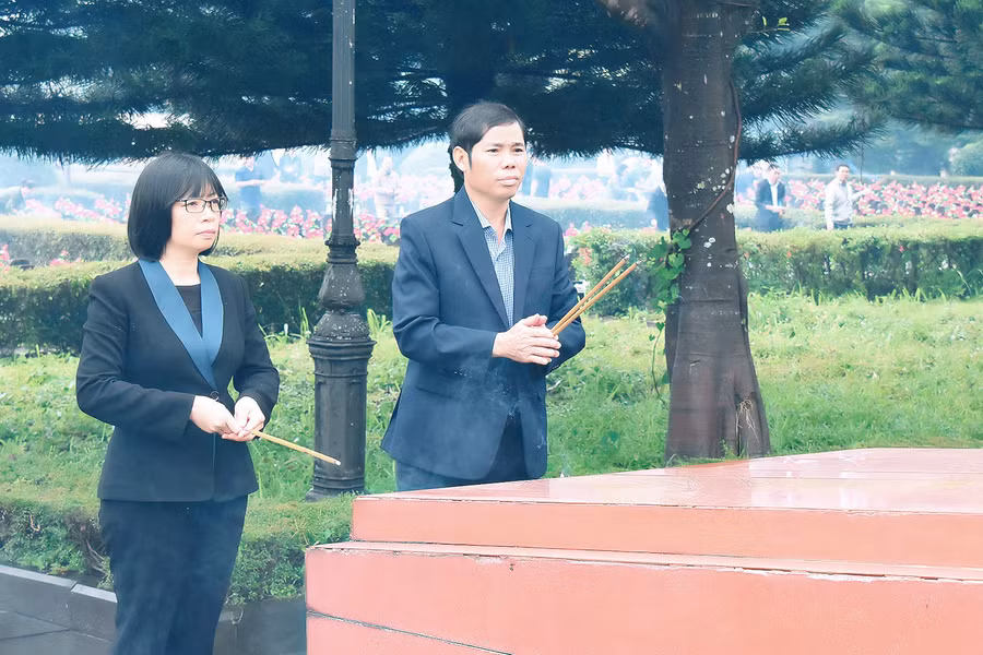 Phó Chủ tịch phụ trách UBND tỉnh Nguyễn Thị Thanh Lịch (bìa trái) và Chủ tịch Ủy ban MTTQ Việt Nam tỉnh Trần Minh Sơn dâng hương tại Nghĩa trang Liệt sĩ tỉnh. Ảnh Đức Thụy