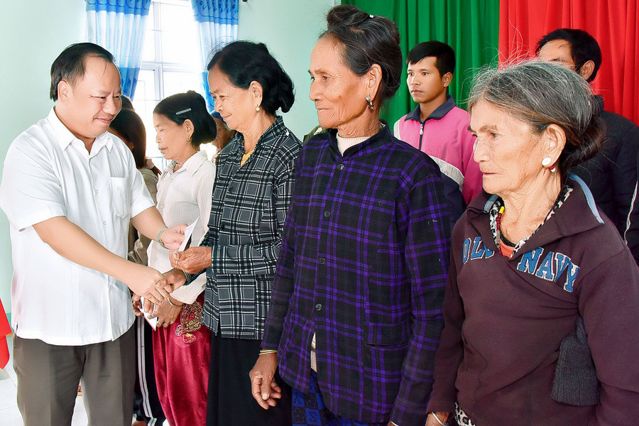 Phó Bí thư Thường trực Tỉnh ủy Châu Ngọc Tuấn tặng quà các gia đình chính sách, người có công ở xã Yang Nam. Ảnh: Đức Thụy