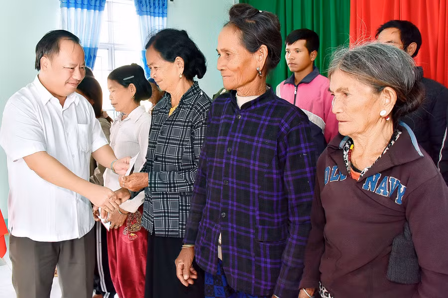 Phó Bí thư Thường trực Tỉnh ủy Châu Ngọc Tuấn tặng quà các gia đình chính sách, người có công ở xã Yang Nam. Ảnh: Đức Thụy