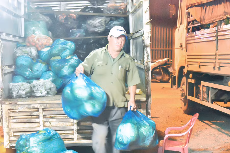 Những người bốc vác không chỉ triền miên thức trắng đêm mà còn oằn mình bốc vài tấn hàng hóa.