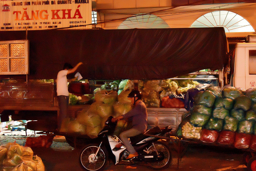 Để có mặt tại đây lấy hàng về kịp cho buổi sáng ở chợ huyện, nhiều thương lái phải đi từ gà gáy và ra về lúc trời vừa rạng. Để có mặt tại đây lấy hàng về kịp cho buổi sáng ở chợ huyện, nhiều thương lái phải đi từ gà gáy và ra về lúc trời vừa rạng.