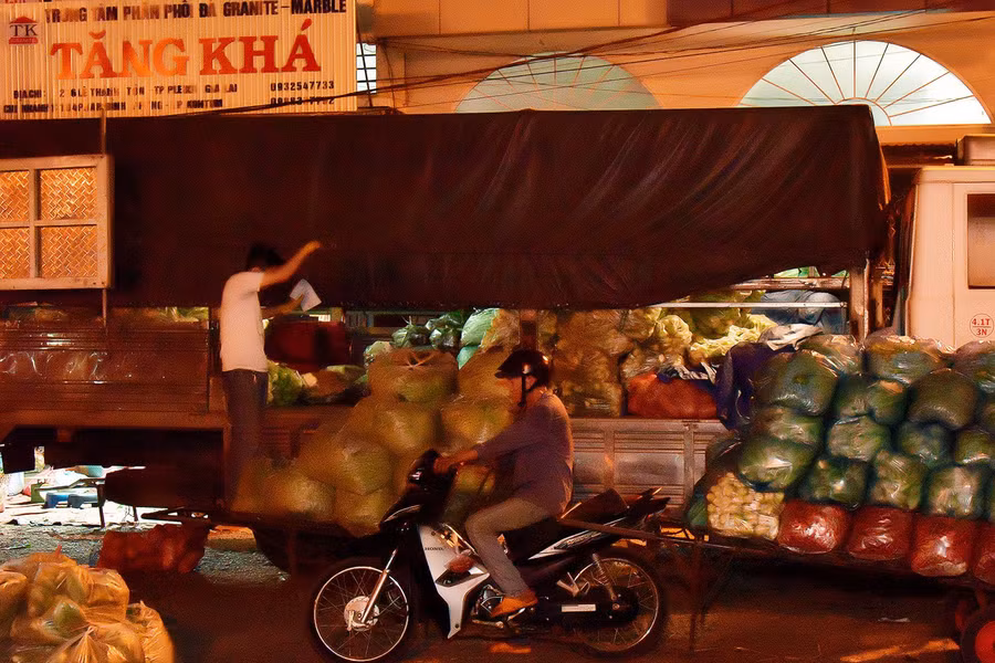 Để có mặt tại đây lấy hàng về kịp cho buổi sáng ở chợ huyện, nhiều thương lái phải đi từ gà gáy và ra về lúc trời vừa rạng.
