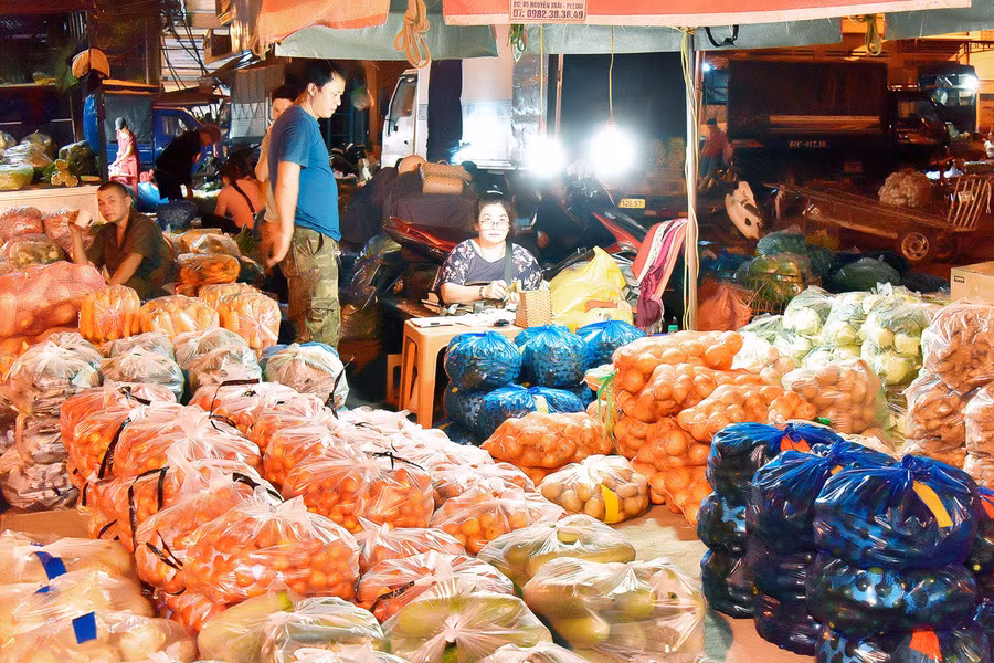 Nhiều mặt hàng nông sản từ các nơi tập trung về chợ đêm để phục vụ cho người dân.