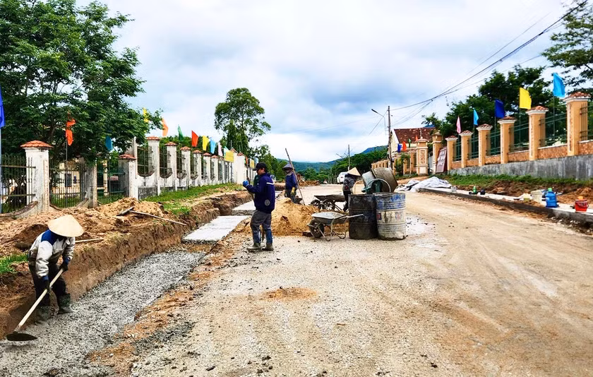 Làm đường giao thông nông thôn tại huyện Kbang. Ảnh: P.N Làm đường giao thông nông thôn tại huyện Kbang. Ảnh: P.N