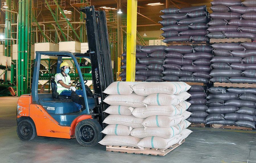 Cà phê là mặt hàng xuất khẩu chủ lực của tỉnh, mỗi năm mang về kim ngạch xuất khẩu hơn 300 triệu USD. Ảnh: Phạm Ngọc Cà phê là mặt hàng xuất khẩu chủ lực của tỉnh, mỗi năm mang về kim ngạch xuất khẩu hơn 300 triệu USD. Ảnh: Phạm Ngọc