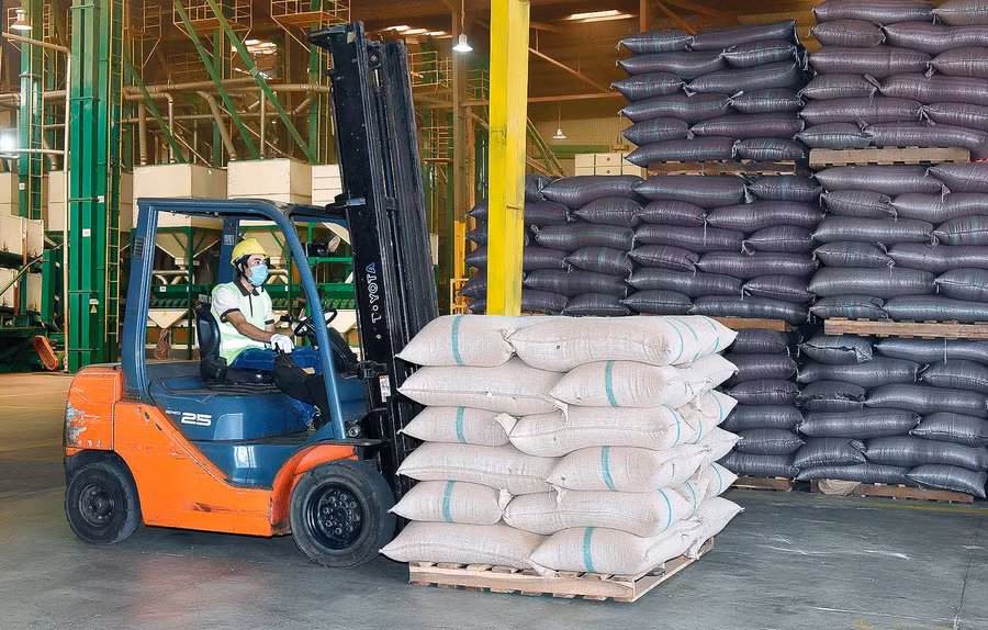 Cà phê là mặt hàng xuất khẩu chủ lực của tỉnh, mỗi năm mang về kim ngạch xuất khẩu hơn 300 triệu USD. Ảnh: Phạm Ngọc