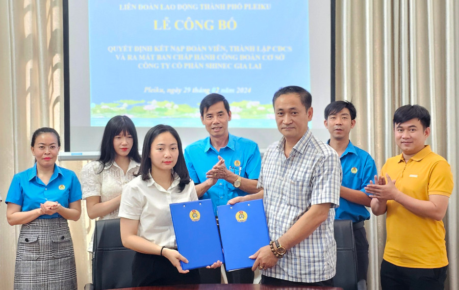Lãnh đạo Công ty cổ phần Shinec Gia Lai ký kết thỏa ước lao động tập thể với Ban Chấp hành Công đoàn. Ảnh: B.B