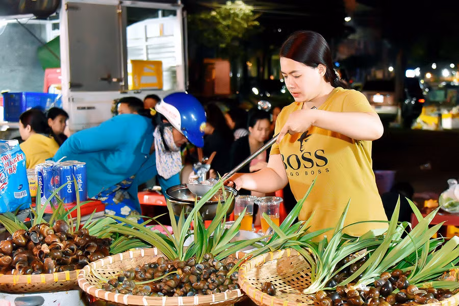 Một điểm bán đồ ăn tại chợ đêm Pleiku.