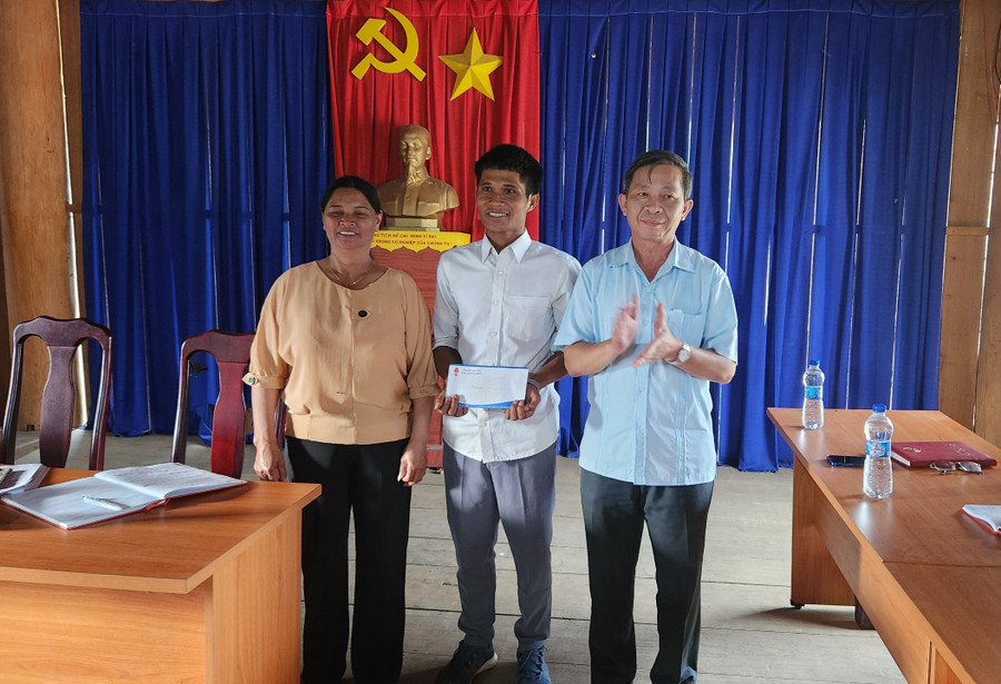 Trưởng ban Tuyên giáo Tỉnh ủy Huỳnh Thế Mạnh tặng 5 triệu đồng cho làng Đăk Asêl. Ảnh: Phạm Ngọc Trưởng ban Tuyên giáo Tỉnh ủy Huỳnh Thế Mạnh tặng 5 triệu đồng cho làng Đăk Asêl. Ảnh: Phạm Ngọc