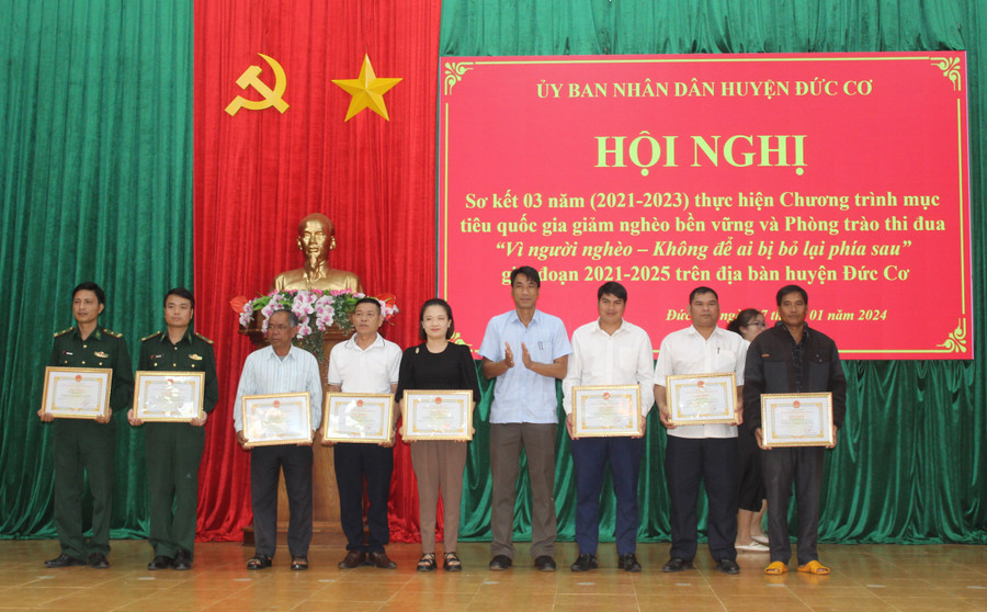 Trao giấy khen cho các cá nhân, hộ gia đình đã có thành tích tốt trong 3 năm thực hiện phong trào thi đua “Vì người nghèo-Không để ai bị bỏ lại phía sau” giai đoạn 2021-2025. Ảnh: Văn Châu Trao giấy khen cho các cá nhân, hộ gia đình đã có thành tích tốt trong 3 năm thực hiện phong trào thi đua “Vì người nghèo-Không để ai bị bỏ lại phía sau” giai đoạn 2021-2025. Ảnh: Văn Châu