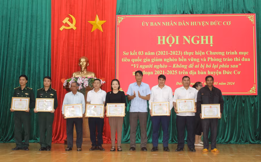 Trao giấy khen cho các cá nhân, hộ gia đình đã có thành tích tốt trong 3 năm thực hiện phong trào thi đua “Vì người nghèo-Không để ai bị bỏ lại phía sau” giai đoạn 2021-2025. Ảnh: Văn Châu