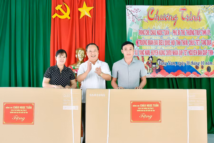 Phó Bí thư Thường trực Tỉnh ủy Châu Ngọc Tuấn tặng 2 tivi 65 inch cho Trường Phổ thông Dân tộc bán trú Tiểu học và THCS Yang Nam và Trường Mầm non 17/3. Ảnh: Đức Thụy