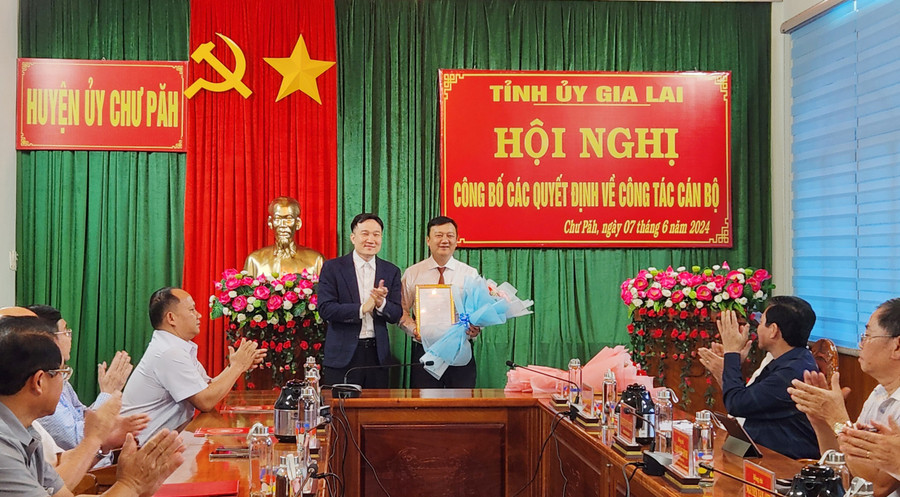 Phó Chủ tịch UBND tỉnh Nguyễn Tuấn Anh (bên trái) tặng hoa và trao quyết định của UBND tỉnh về việc điều động đồng chí Nguyễn Hữu Nguyên đến nhận công tác tại UBND huyện Chư Păh. Ảnh: Ngọc Sang Phó Chủ tịch UBND tỉnh Nguyễn Tuấn Anh (bên trái) tặng hoa và trao quyết định của UBND tỉnh về việc điều động đồng chí Nguyễn Hữu Nguyên đến nhận công tác tại UBND huyện Chư Păh. Ảnh: Ngọc Sang