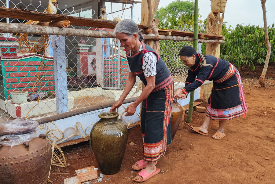 Người nhà ủ rượu ghè từ 2 tháng trước để chuẩn bị cho lễ Pơ thi. Ảnh: Phạm Ngọc