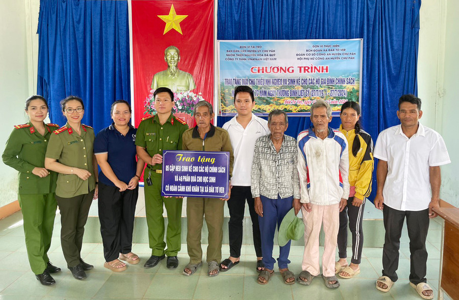 Đoàn công tác trao mô hình sinh kế cho các gia đình chính sách. Ảnh: P.N