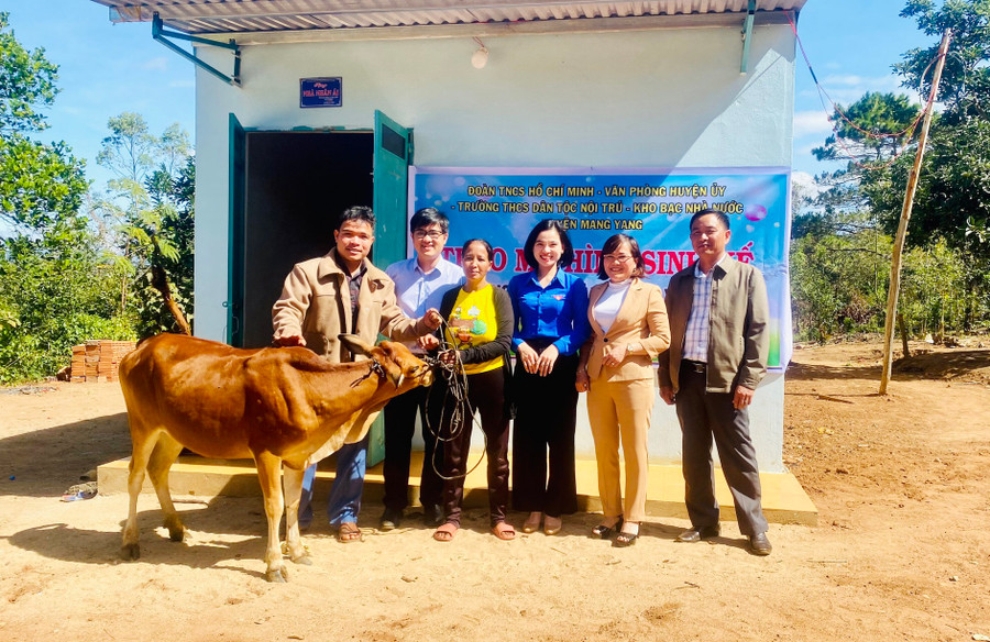 Trao bò giống sinh sản cho gia đình bà Map ở làng Alao, xã Lơ Pang. Ảnh: V.H Trao bò giống sinh sản cho gia đình bà Map ở làng Alao, xã Lơ Pang. Ảnh: V.H