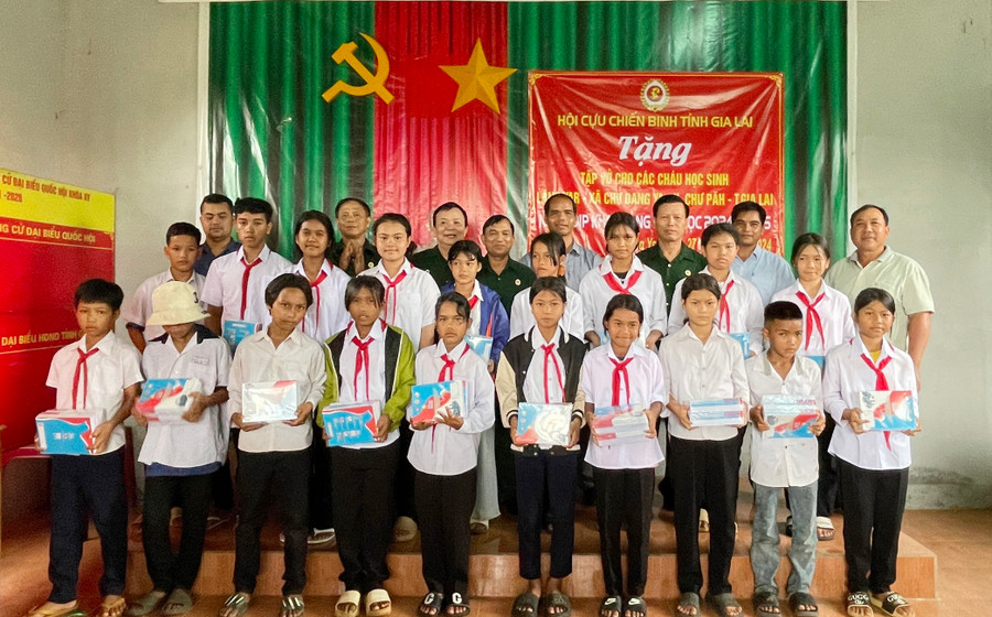 Hội Cựu chiến binh tỉnh Gia Lai tặng vở cho các em học sinh THCS tại làng Yar, xã Chư Đang Ya, huyện Chư Păh. Ảnh: N.C Hội Cựu chiến binh tỉnh Gia Lai tặng vở cho các em học sinh THCS tại làng Yar, xã Chư Đang Ya, huyện Chư Păh. Ảnh: N.C