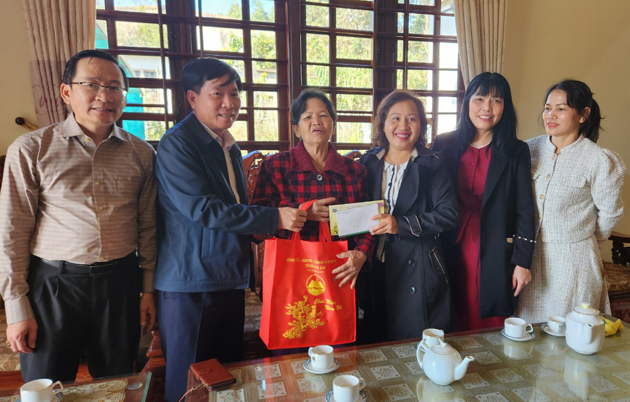 Phó Chủ tịch HĐND tỉnh Ayun H'Bút (thứ 3 từ phải sang) thăm, tặng quà gia đình ông Ksor Tuyên-nguyên Tỉnh ủy viên, nguyên Phó Chủ tịch HĐND tỉnh. Ảnh: Ngọc Sang Phó Chủ tịch HĐND tỉnh Ayun H'Bút (thứ 3 từ phải sang) thăm, tặng quà gia đình ông Ksor Tuyên-nguyên Tỉnh ủy viên, nguyên Phó Chủ tịch HĐND tỉnh. Ảnh: Ngọc Sang