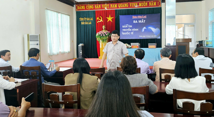 Tổng Biên tập Báo Gia Lai Huỳnh Kiên phát biểu tại buổi ra mắt Bản tin truyền hình Quốc tế. Ảnh: Ngọc Duy
