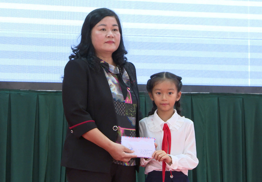 Em Hoàng Thụy Khang (học sinh lớp 4A, Trường Tiểu học thị trấn Phú Hòa) đã đập heo đất ủng hộ với số tiền 1,64 triệu đồng. Ảnh: V.Đ Em Hoàng Thụy Khang (học sinh lớp 4A, Trường Tiểu học thị trấn Phú Hòa) đã đập heo đất ủng hộ với số tiền 1,64 triệu đồng. Ảnh: V.Đ