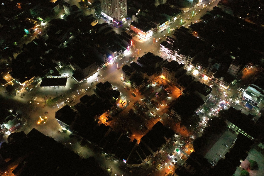 Chợ đêm Pleiku rất đông đúc, tấp nập, đối lập hoàn toàn với sự tĩnh lặng về đêm của phố núi Pleiku. Chợ đêm Pleiku rất đông đúc, tấp nập, đối lập hoàn toàn với sự tĩnh lặng về đêm của phố núi Pleiku.