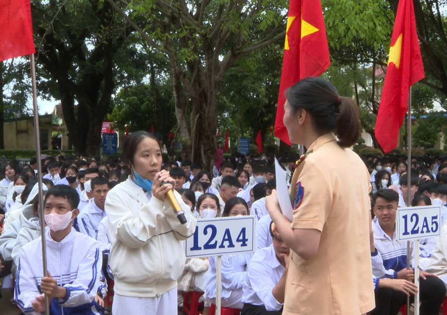Học sinh Trường THPT Mạc Đĩnh Chi trả lời các câu hỏi liên quan đến lĩnh vực giao thông đường bộ. Ảnh: V.Đ Học sinh Trường THPT Mạc Đĩnh Chi trả lời các câu hỏi liên quan đến lĩnh vực giao thông đường bộ. Ảnh: V.Đ