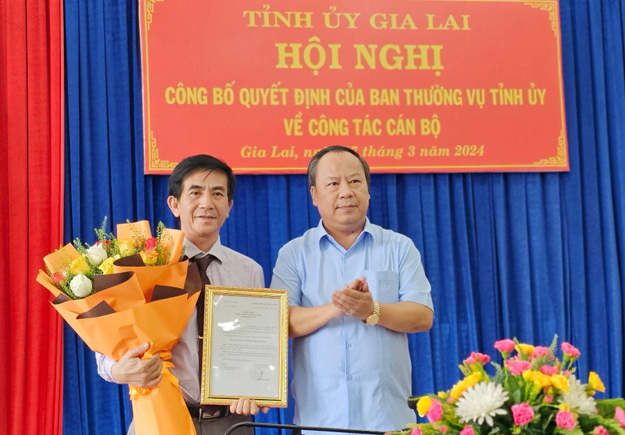Phó Bí thư Thường trực Tỉnh ủy Châu Ngọc Tuấn (bìa phải) trao quyết định chuẩn y Phó Bí thư Thành ủy Pleiku cho đồng chí Võ Phúc Ánh. Ảnh: Ngọc Sang Phó Bí thư Thường trực Tỉnh ủy Châu Ngọc Tuấn (bìa phải) trao quyết định chuẩn y Phó Bí thư Thành ủy Pleiku cho đồng chí Võ Phúc Ánh. Ảnh: Ngọc Sang