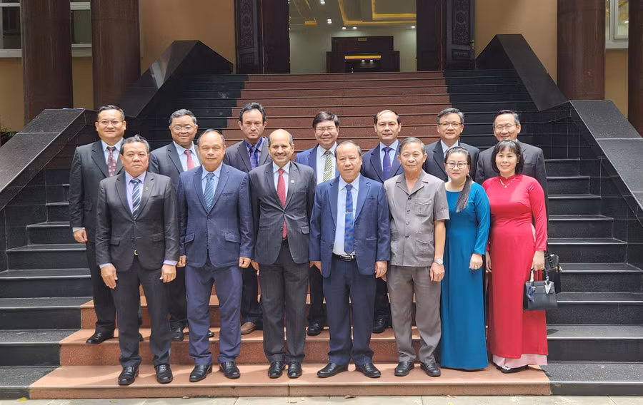 Phó Bí thư Thường trực Tỉnh ủy Châu Ngọc Tuấn (thứ 4 từ phải sang) và các đồng chí lãnh đạo các sở, ban ngành tỉnh Gia Lai chụp ảnh lưu niệm với ngài Sandeep Arya-Đại sứ đặc mệnh toàn quyền Ấn Độ tại Việt Nam. Ảnh: Ngọc Sang