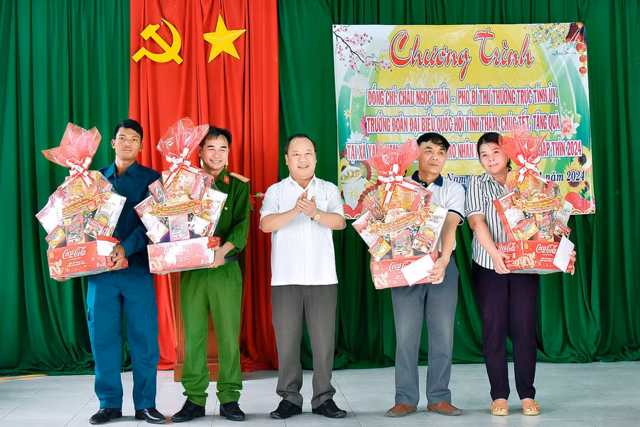 Phó Bí thư Thường trực Tỉnh ủy Châu Ngọc Tuấn tặng quà cho Đảng ủy xã Yang Nam, Trạm Y tế xã, Công an xã, Trung đội dân quân cơ động. Ảnh: Đức Thụy