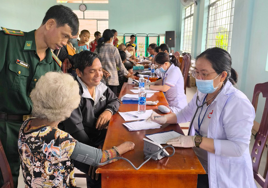 Bác sĩ Bệnh viện Y dược cổ truyền-Phục hồi chức năng tỉnh Gia Lai khám bệnh cho người dân xã Ia Púch, huyện Chư Prông. Ảnh: Phạm Ngọc