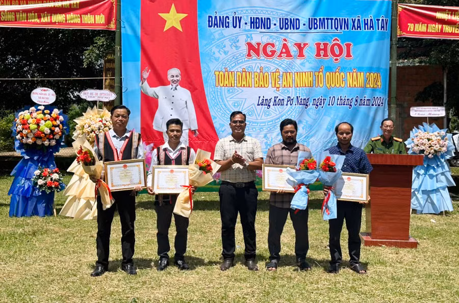 Các cá nhân và tập thể được UBND huyện Chư Păh tặng giấy khen vì đã có thành tích tốt trong phong trào toàn dân bảo vệ ANTQ. Ảnh: V.Đ