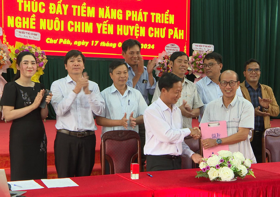 Đại diện nhà đầu tư ký kết hợp tác với Hội Nông dân huyện Chư Păh về phát triển nghề nuôi chim yến. Ảnh: V.Đ Đại diện nhà đầu tư ký kết hợp tác với Hội Nông dân huyện Chư Păh về phát triển nghề nuôi chim yến. Ảnh: V.Đ