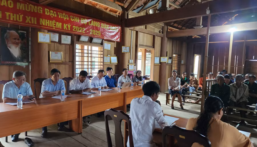 Quang cảnh buổi sinh hoạt chi bộ làng Đăk Asêl, xã Sơn Lang, huyện Kbang. Ảnh: Phạm Ngọc