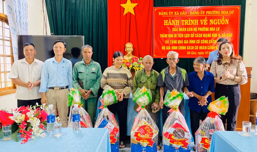 Dịp này, Đảng bộ phường Hoa Lư tặng quà cho 5 gia đình có công với cách mạng tại xã Gào. Ảnh: B.B