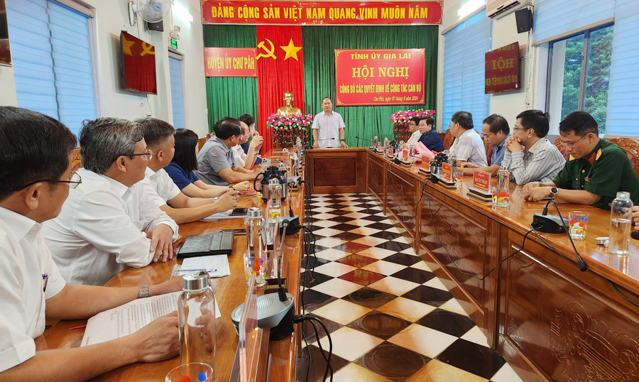 Phó Bí thư Tỉnh ủy Rah Lan Chung phát biểu giao nhiệm vụ cho tân Phó Bí thư Huyện ủy Chư Păh Nguyễn Hữu Nguyên. Ảnh: Ngọc Sang Phó Bí thư Tỉnh ủy Rah Lan Chung phát biểu giao nhiệm vụ cho tân Phó Bí thư Huyện ủy Chư Păh Nguyễn Hữu Nguyên. Ảnh: Ngọc Sang