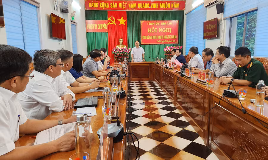 Phó Bí thư Tỉnh ủy Rah Lan Chung phát biểu giao nhiệm vụ cho tân Phó Bí thư Huyện ủy Chư Păh Nguyễn Hữu Nguyên. Ảnh: Ngọc Sang