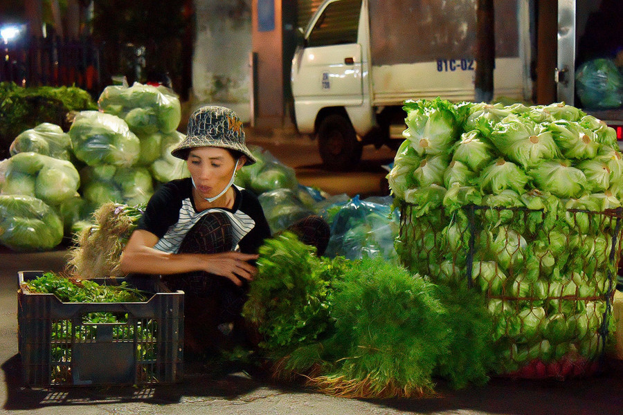 Một điểm bán rau trên đường Lê Lai. Một điểm bán rau trên đường Lê Lai.