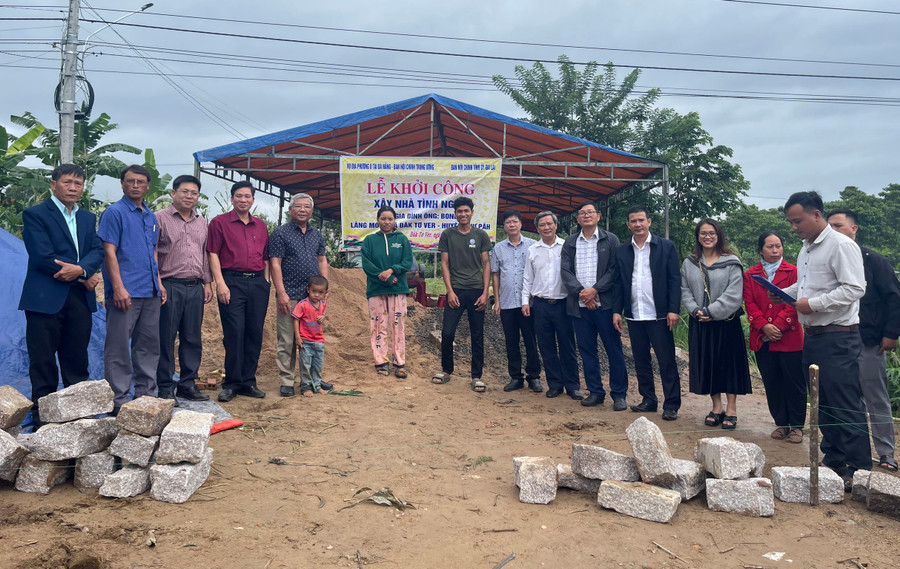 Lễ khởi công xây nhà tình nghĩa cho gia đình ông Bong, làng Mor, xã Đak Tơ Ver, huyện Chư Păh. Ảnh: V.Đ