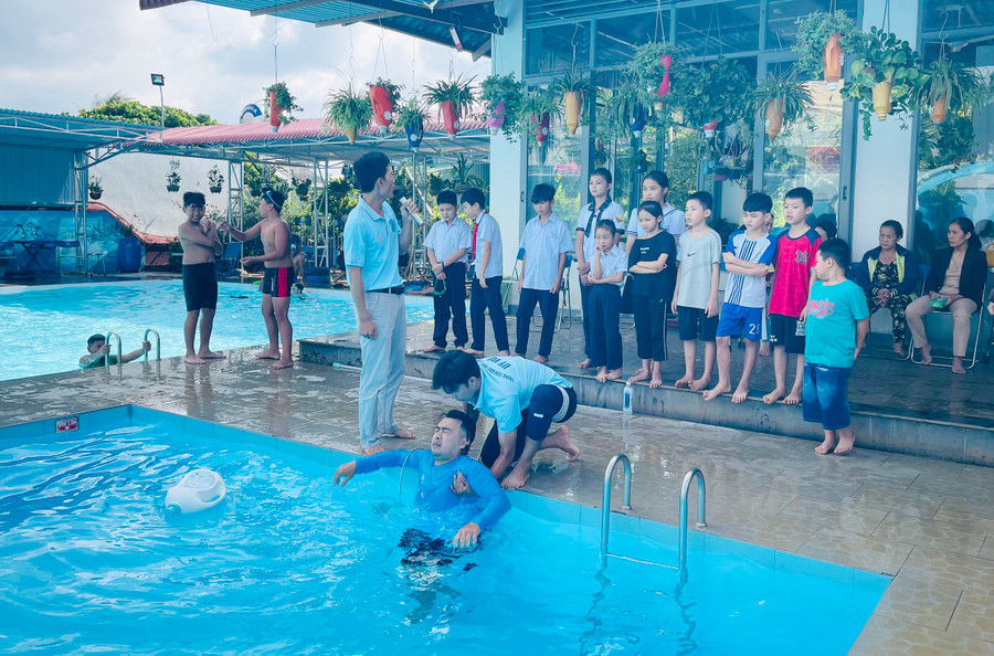 Các huấn luyện viên hướng dẫn các em xử lý khi gặp những tình huống nguy hiểm, bất ngờ. Ảnh: B.B