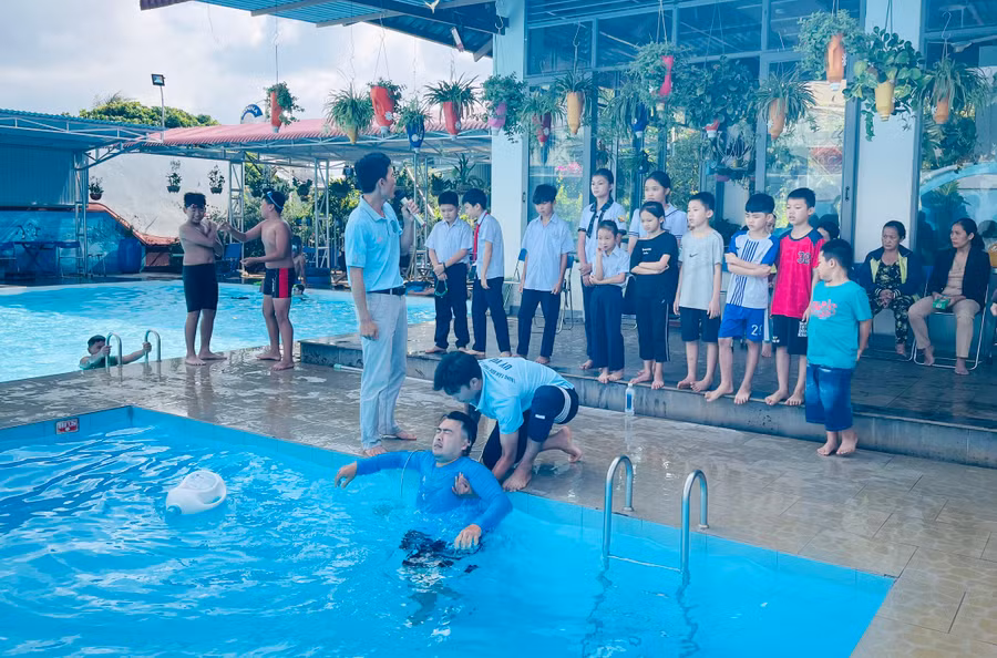 Các huấn luyện viên hướng dẫn các em xử lý khi gặp những tình huống nguy hiểm, bất ngờ. Ảnh: B.B Các huấn luyện viên hướng dẫn các em xử lý khi gặp những tình huống nguy hiểm, bất ngờ. Ảnh: B.B