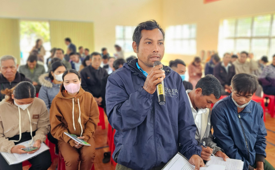 Cử tri tham gia ý kiến tại buổi tiếp xúc. Ảnh: B.B