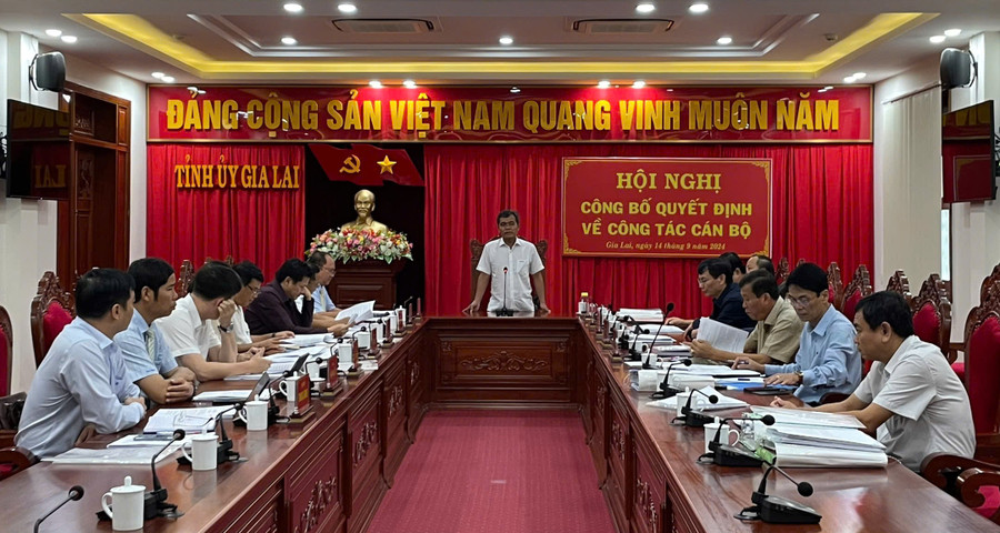 Ủy viên Ban Chấp hành Trung ương Đảng, Bí thư Tỉnh ủy, Chủ tịch HĐND tỉnh Hồ Văn Niên phát biểu chỉ đạo tại hội nghị. Ảnh: Ngọc Sang Ủy viên Ban Chấp hành Trung ương Đảng, Bí thư Tỉnh ủy, Chủ tịch HĐND tỉnh Hồ Văn Niên phát biểu chỉ đạo tại hội nghị. Ảnh: Ngọc Sang