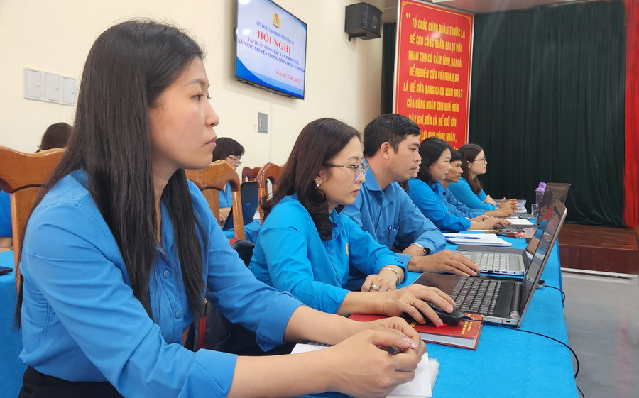 Các học viên được hướng dẫn về nghiệp vụ trong công tác văn phòng Công đoàn và triển khai ứng dụng văn phòng điện tử (Voffice). Ảnh: Phạm Ngọc