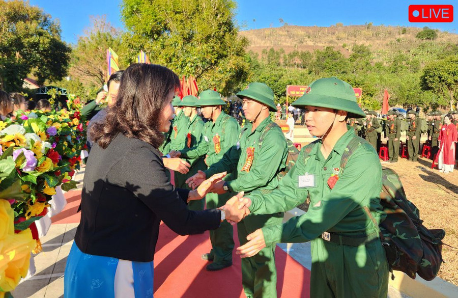 Bà Rcom Sa Duyên-Tỉnh ủy viên, Giám đốc Sở Lao động-Thương binh và Xã hội động viên các tân binh lên đường nhập ngũ. Ảnh: Ngọc Sang