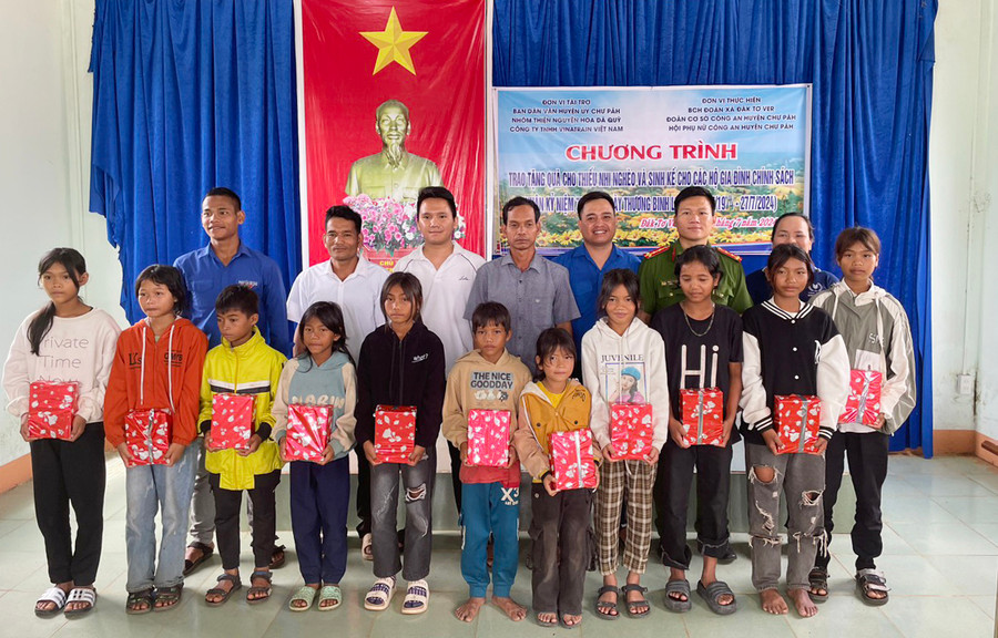 Tặng quà cho các em học sinh có hoàn cảnh khó khăn. Ảnh: P.N