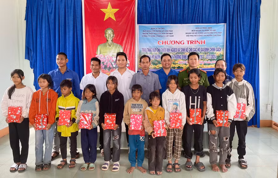 Tặng quà cho các em học sinh có hoàn cảnh khó khăn. Ảnh: P.N