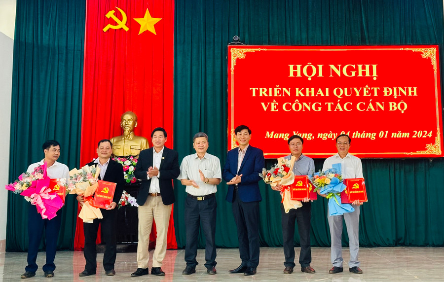 Lãnh đạo Huyện ủy Mang Yang trao quyết định điều động cho các cán bộ. Ảnh: N.H Lãnh đạo Huyện ủy Mang Yang trao quyết định điều động cho các cán bộ. Ảnh: N.H