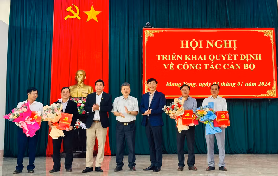 Lãnh đạo Huyện ủy Mang Yang trao quyết định điều động cho các cán bộ. Ảnh: N.H