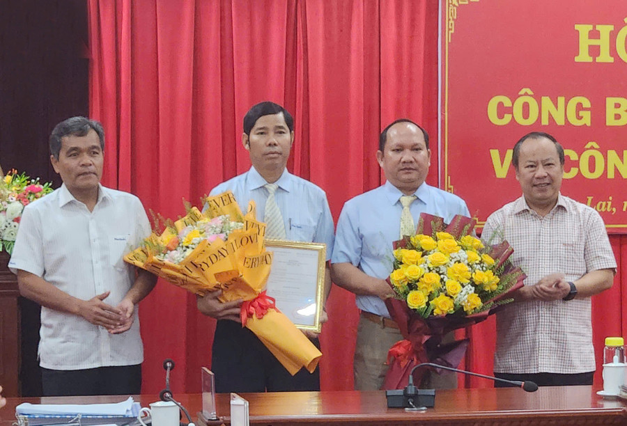 Bí thư Tỉnh ủy Hồ Văn Niên (bìa trái) và Phó Bí thư Thường trực Tỉnh ủy Châu Ngọc Tuấn (bìa phải) tặng hoa chúc mừng 2 đồng chí Rah Lan Chung và Trần Minh Sơn. Ảnh: Ngọc Sang Bí thư Tỉnh ủy Hồ Văn Niên (bìa trái) và Phó Bí thư Thường trực Tỉnh ủy Châu Ngọc Tuấn (bìa phải) tặng hoa chúc mừng 2 đồng chí Rah Lan Chung và Trần Minh Sơn. Ảnh: Ngọc Sang